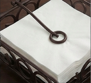 Porte-serviettes en métal avec motif vintage, sur pied, idéal pour une utilisation sur table, à la maison et à l'hôtel - Product Image 6
