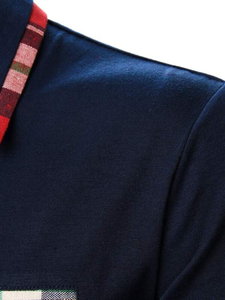 เสื้อโปโลผู้ชายสีน้ำเงินกรมท่าพรีเมียม คอปกและปลายแขนเสื้อลายสก็อตหลากสี กระเป๋าเสื้อที่อก แขนสั้น สไตล์ลำลอง เหมาะสำหรับเล่นกอล์ฟ - Product Image 4