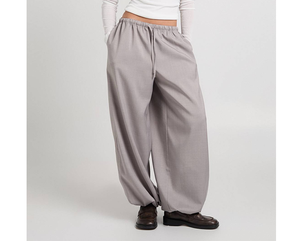 Pantalon de jogging gris personnalisé en molleton de coton style baggy pour femme, avec cordon de serrage et impression en relief, idéal pour la course, le basketball, la gym et les activités sportives (OEM/ODM) - Product Image 5