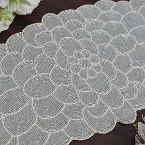 Chemin de table élégant perlé, ovale, en tissu, design glamour fait main, blanc, tapis décoratif - Product Image 5