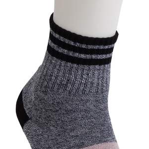 Chaussettes de sport grises à rayures roses et noires, avec talon rembourré, pour la course, performance, évacuation de l'humidité - Product Image 2