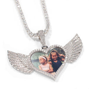 Collar con Imagen Personalizada, Colgante de Corazón con Alas, Moissanita VVS, Joyería con Foto Personalizada, Regalo de Joyería con Recuerdo Personalizado - Product Image 1