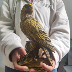 Estatua de águila de latón hecha a mano, escultura detallada de ave depredadora, figurita de águila de metal con acabado en oro antiguo, decoración de vida silvestre. - Product Image 1