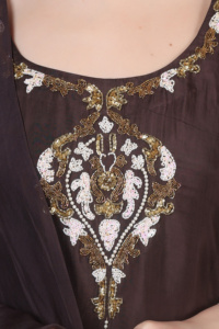 Conjunto de 3 piezas de ropa elegante para mujer, vestido Chudidar Dupatta color marrón con adornos de perlas y lentejuelas. - Product Image 6