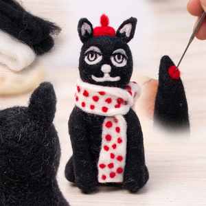 Figura de Gato Negro Hecha a Mano por SAMYAK en Fieltro de Lana con Sombrero Rojo y Bufanda de Puntos |   Adorno Animal Fantasioso para Decoración del Hogar, Juguete Educativo - Product Image 5