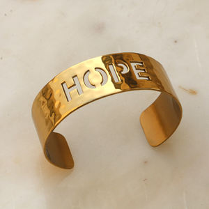 กำไลข้อมือทองเหลืองทำมือพร้อมลาย HOPE - ของขวัญเครื่องประดับสร้างแรงบันดาลใจสำหรับเธอ - กำไลทองแบบเปิดสไตล์มินิมอล - Product Image 4