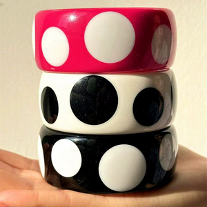 Brazalete de resina para mujer, pulsera acrílica geométrica con lunares y rayas, banda de plástico, joyería para fiesta, uso diario, accesorio de disfraz - Product Image 1