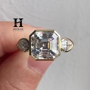 Anillo de compromiso de lujo con moissanita talla Asscher, engaste de bisel de oro de 14K, anillo de tres piedras con piedras laterales en forma de pera, estilo Art Deco vintage con diamantes. - Product Image 3