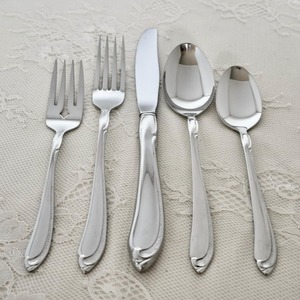 Ensemble de couverts de luxe en acier inoxydable avec poignée anneau doré mat, comprenant des cuillères à tête carrée et des lames de couteau angulaires - Product Image 4