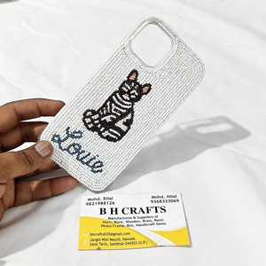 BH CRAFTS Étui de téléphone brodé à la main avec perles de verre, motif ange, blanc, forme rectangulaire - Product Image 1