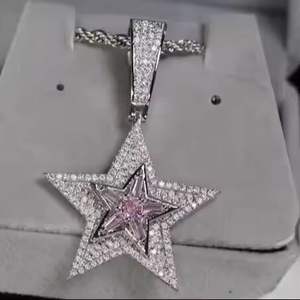 Colgante de Estrella con Incrustaciones de Diamantes para Hombre y Mujer, Estilo Hip Hop, con Circonita Cúbica Rosa, Chapado en Oro - Product Image 6