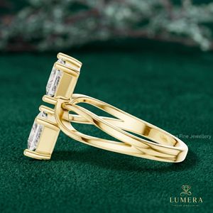 Anillo de compromiso de oro amarillo con diamante talla princesa y banda cruzada Toi Et Moi para mujer, anillo de propuesta con dos diamantes cultivados en laboratorio - Product Image 4