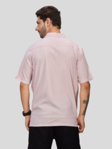 เสื้อเชิ้ตแขนสั้นสีชมพูอ่อนสำหรับผู้ชาย ผ้าวิสโคสเรยอน ระบายอากาศได้ดี เหมาะสำหรับใส่ในฤดูร้อน ปกคอเสื้อแบบพับได้ สีพื้น - Product Image 1