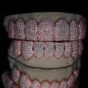 Grillz de Plata de Ley 925 con Mosaico Pavé VVS de Diamantes Cultivados en Laboratorio, Engaste de Panal, Pasa Prueba de Diamante, Corte Permanente Personalizado, Venta al por Mayor - Product Image 1