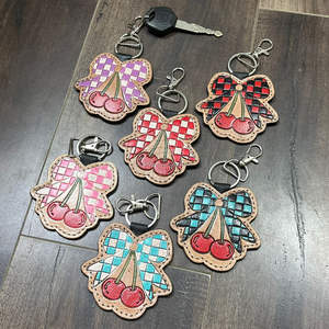 Porte-clés artisanal en cuir véritable gravé à la main, motif cerise, style western, breloque de sac mignonne, avec anneau métallique durable - Product Image 5