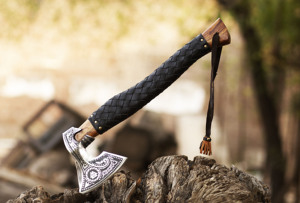 Hacha Vikinga Forjada a Mano de Grado Industrial, Directo de Fábrica, con Hoja de Acero al Carbono y Mango de Madera Envuelto en Cuero - Product Image 6