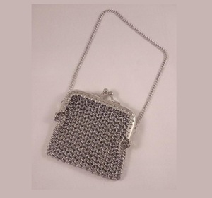 Bolso de Mano de Metal con Diseño de Cadena, Elegante y Moderno, con un Patrón de Anillos Único, para un Look Estilizado y Combinar con Atuendos a la Moda, de un Fabricante Confiable - Product Image 1