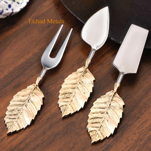 Haga que cada comida sea inolvidable con este impresionante juego de cuchillos para queso dorados, hechos a mano en acero inoxidable con mango de latón fundido. - Product Image 5