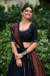 Lehenga en coton avec broderie à la main et travail Gota Patti, style miroir, avec chemisier et dupatta – Ensemble spécial Navratri Lehenga Choli - Product Image 2