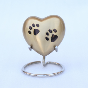 Urna de Cremación de Latón Hecha a Mano de Alta Calidad con Diseño de Huella Grabada para Cenizas de Mascotas, Urna para Cenizas de Mascotas Electrochapada - Product Image 1