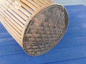 Panier en bambou avec garniture en cuir brut, panier de rangement tissé à la main, style Palm Beach Regency, vente en gros - Product Image 6