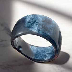 Bracelet élastique transparent en résine fait main pour femme, tendance pour les soirées, à prix raisonnable par Universal Overseas - Product Image 3