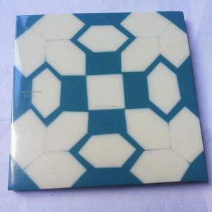 Posavasos con incrustaciones de resina personalizados con iniciales personalizadas azules Regalo de inauguración de la casa perfecto Decoración de mesa y accesorios Esteras y almohadillas - Product Image 6