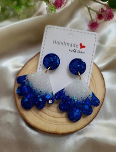 Boucles d'oreilles éventail en résine bleue pailletée faites à la main, bijoux tendance au design exquis - Product Image 5