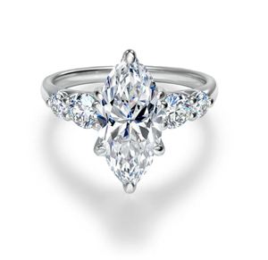 Anillo de Moissanita con Corte Marquesa y Engaste de Puntas en Plata de Ley Bañada en Oro, Lujoso para Boda, Compromiso o Aniversario - Product Image 3