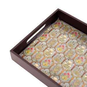 Bandeja de metal duradera y elegante diseñada para servir con estilo y para decoración moderna del hogar. - Product Image 3