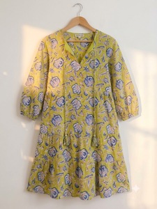 Robe trapèze à volants en coton lavable et écologique, imprimée à la main motif floral vert citron, avec taille naturelle et liens à pompons - Product Image 1