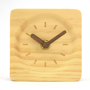 Mini horloge de table en bois de petite taille avec logo personnalisé - Product Image 3
