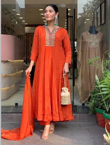 Ensemble Kurti prêt-à-porter en soie Vichitra avec broderie de designer, comprenant un haut, une jupe et un dupatta brodé en soie Vichitra. - Product Image 2