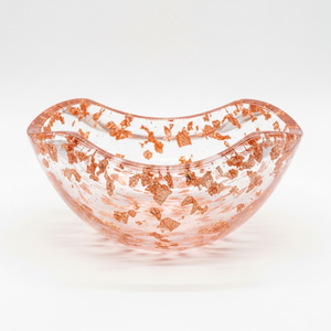 Bol décoratif en résine rose artisanal de luxe, centre de table sculptural moderne et brillant - Product Image 1