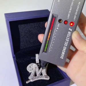 925 plata esterlina blanco redondo diamante forma Leiter colgante Moissanite M personalizado Leiter Hip Hop colgante - Product Image 2