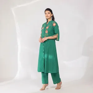 Ensemble Kurta et pantalon en coton brodé vert pour femme, col mandarin, manches trois quarts évasées, coupe droite, tenue décontractée ethnique - Product Image 5