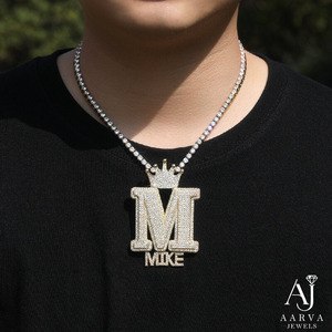 Collier personnalisé avec pendentif initiale en forme de couronne, en moissanite et perle d'eau douce, plaqué or, style hip-hop, pour homme, idéal pour les fêtes - Product Image 1
