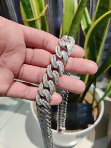 สร้อยคอคิวบันลิงค์แบบ Iced Out สำหรับผู้ชาย สไตล์ฮิปฮอป ประดับเพชรโมอิสซาไนต์ทรงบาแกตต์ ชุบโรเดียม เงินแท้ 925  แบบ Channel Setting - Product Image 3
