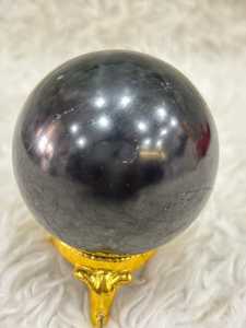 Esfera de cristal de shungita elaborada con piedra mineral natural, con ricos tonos de grafito, acabado redondeado y brillo subtil. - Product Image 1