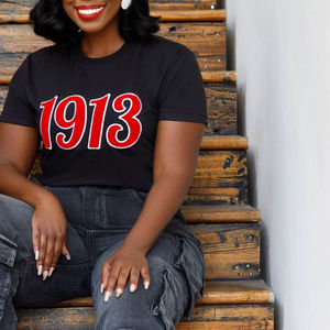 Camiseta Negra 1913 DST con Bordado Chenille y Botones, Ecológica, de Algodón Premium, para Hermandades Griegas, Estilo Casual Delta Pride - Product Image 4