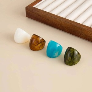 Bagues en résine écologiques faites à la main, forme personnalisée, multicolores, bijoux d'art de collection, parfaits pour les mariages et les cadeaux de fêtes - Product Image 2