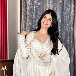 Ensemble de robe de soirée en soie Upada de luxe avec broderies, pantalon ample et dupatta à bordure en dentelle - Product Image 5