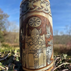 Taza de Cuerno Opulenta: Una Pieza Artesanal que Representa la Sofisticación Rústica - Product Image 1