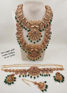 Ensemble de bijoux de mariée plaqué or d'Inde du Sud, motif paon, collier long, ceinture, boucles d'oreilles et mang tika. - Product Image 5