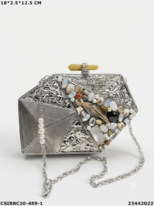Pochette de soirée en laiton faite à la main par un créateur de mode, best-seller, avec nacre et chaînes, fabriquée en Inde pour femmes - Product Image 1