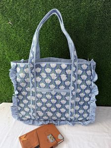 Sac fourre-tout bohème en pur coton avec broderie et volants, motif floral bleu et blanc, fermeture éclair, style shopping estival - Product Image 5