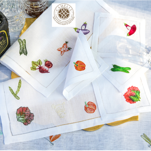 Sous-verres en lin naturel brodés de baies sauvages colorées, qui apportent un charme de jardin frais aux cocktails, aux moments de thé et à une touche d'élégance. - Product Image 1