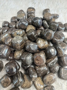 Pierre de bronzite polie, aux tons bronze terreux, lueur métallique subtile, forme arrondie lisse, texture raffinée pour les amateurs de minéraux. - Product Image 5