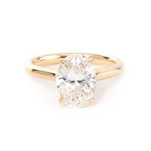 Anillo de Compromiso con Diamante Ovalado de Laboratorio de 2 Quilates, Oro Amarillo de 14K, Engaste Catedral de Alto Perfil, Joyería Sostenible Certificada por IGI - Product Image 6