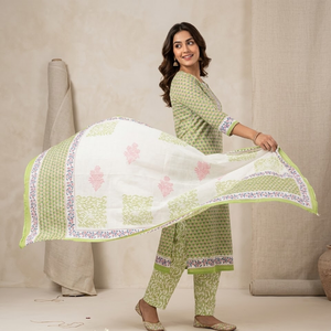 Traje Punjabi Ecológico Blanco y Verde con Estampado Floral |   Conjunto de Kurti y Pijama de Algodón Hecho a Mano con Estampado de Bloques y Borde Decorativo |   Maestro de Sarong Indio - Product Image 2